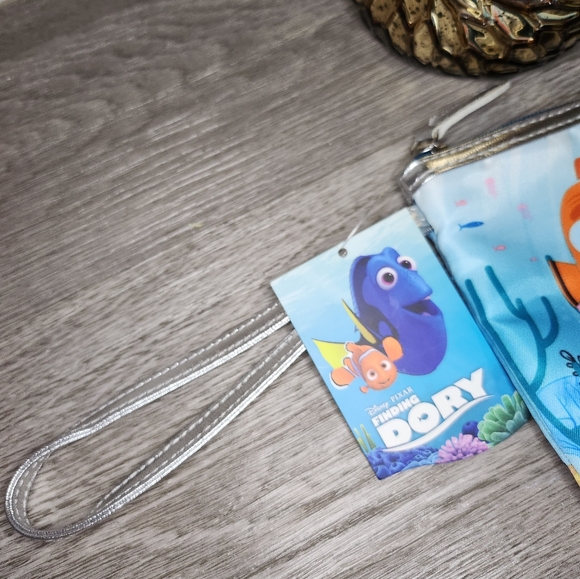 Disney Finding Nemo Makeup bag - Picture 3 of 5